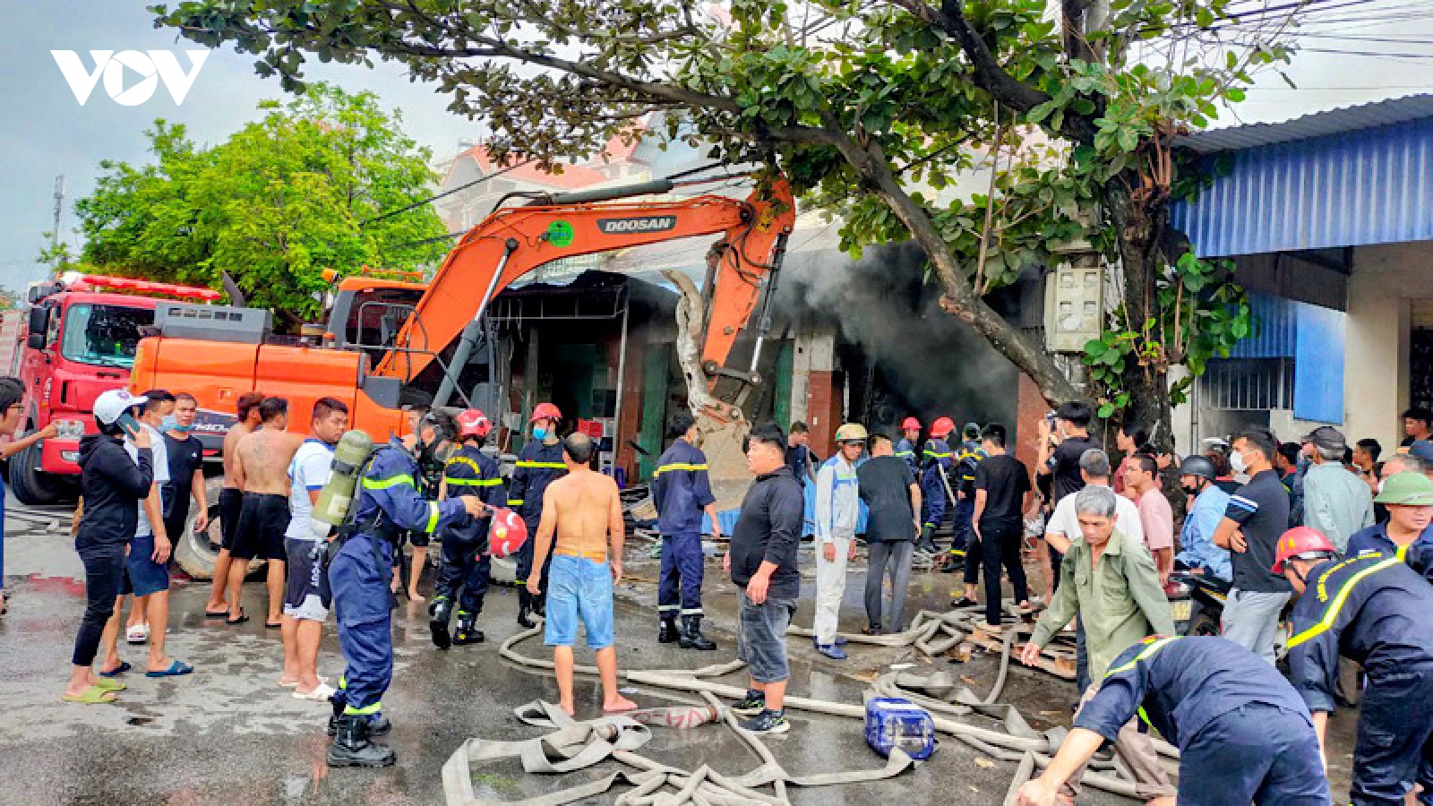 Cháy nhà kho chứa giầy dép tại Hải Phòng