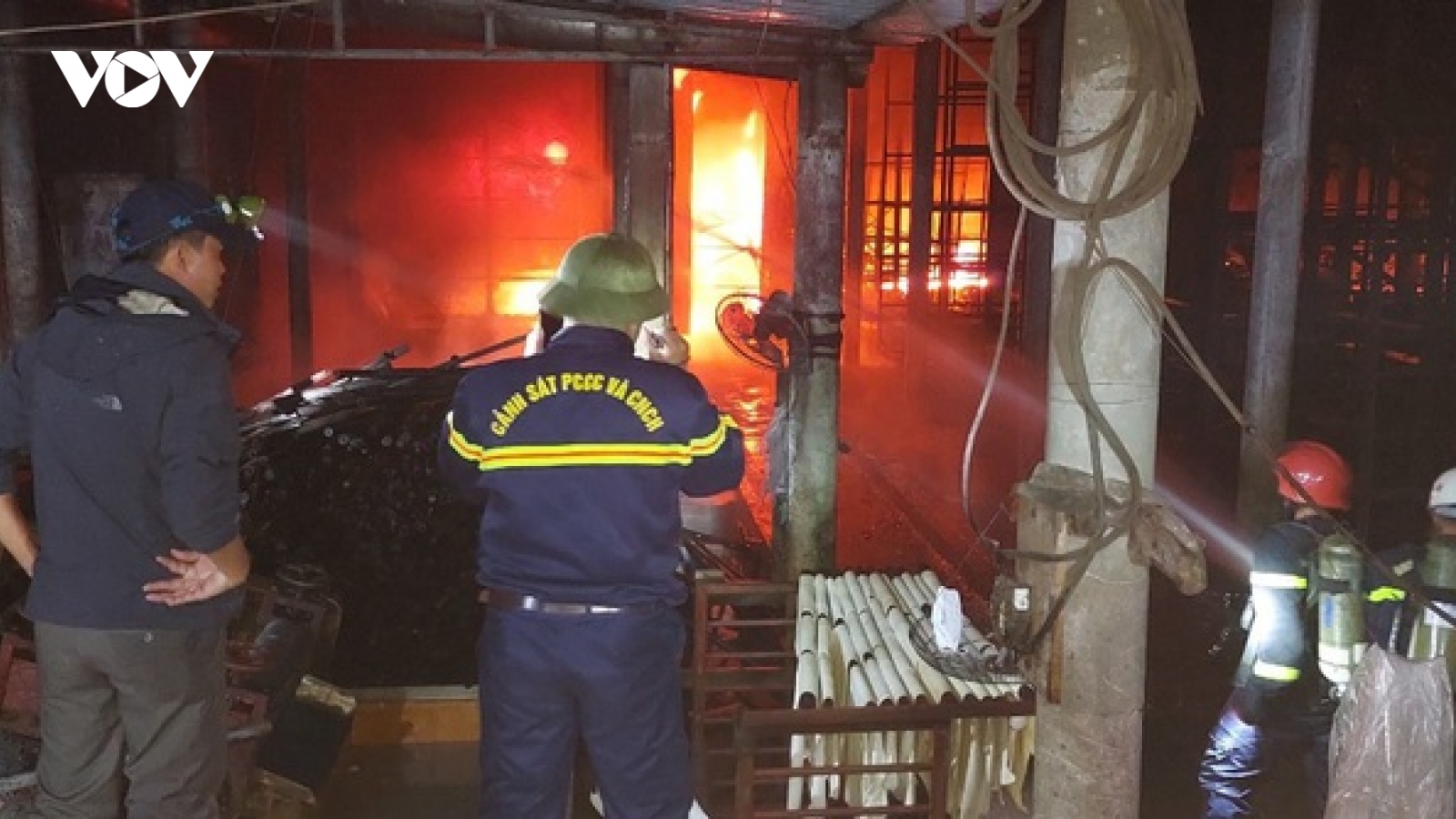 Công ty chế biến mủ cao su bốc cháy trong đêm