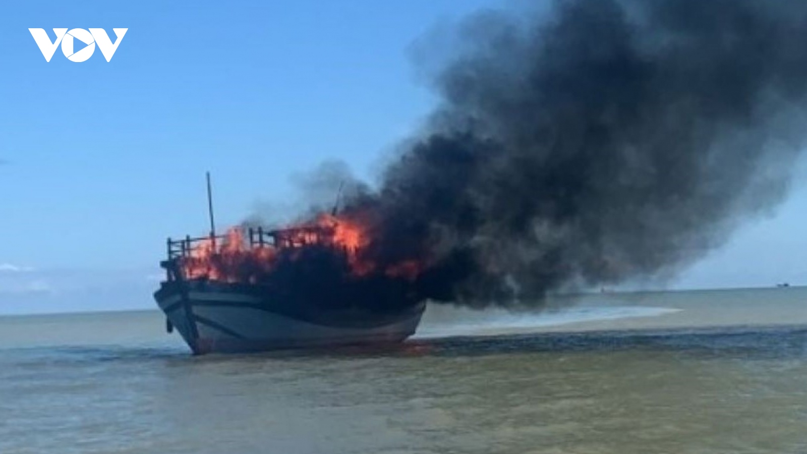 Thừa Thiên Huế: Tàu cá bất ngờ bốc cháy, 12 ngư dân  thoát nạn