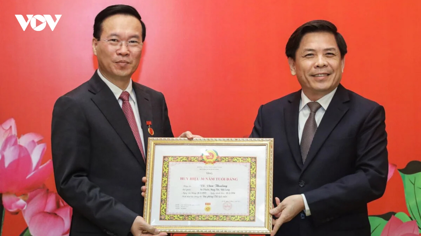 Chủ tịch nước Võ Văn Thưởng nhận Huy hiệu 30 năm tuổi Đảng