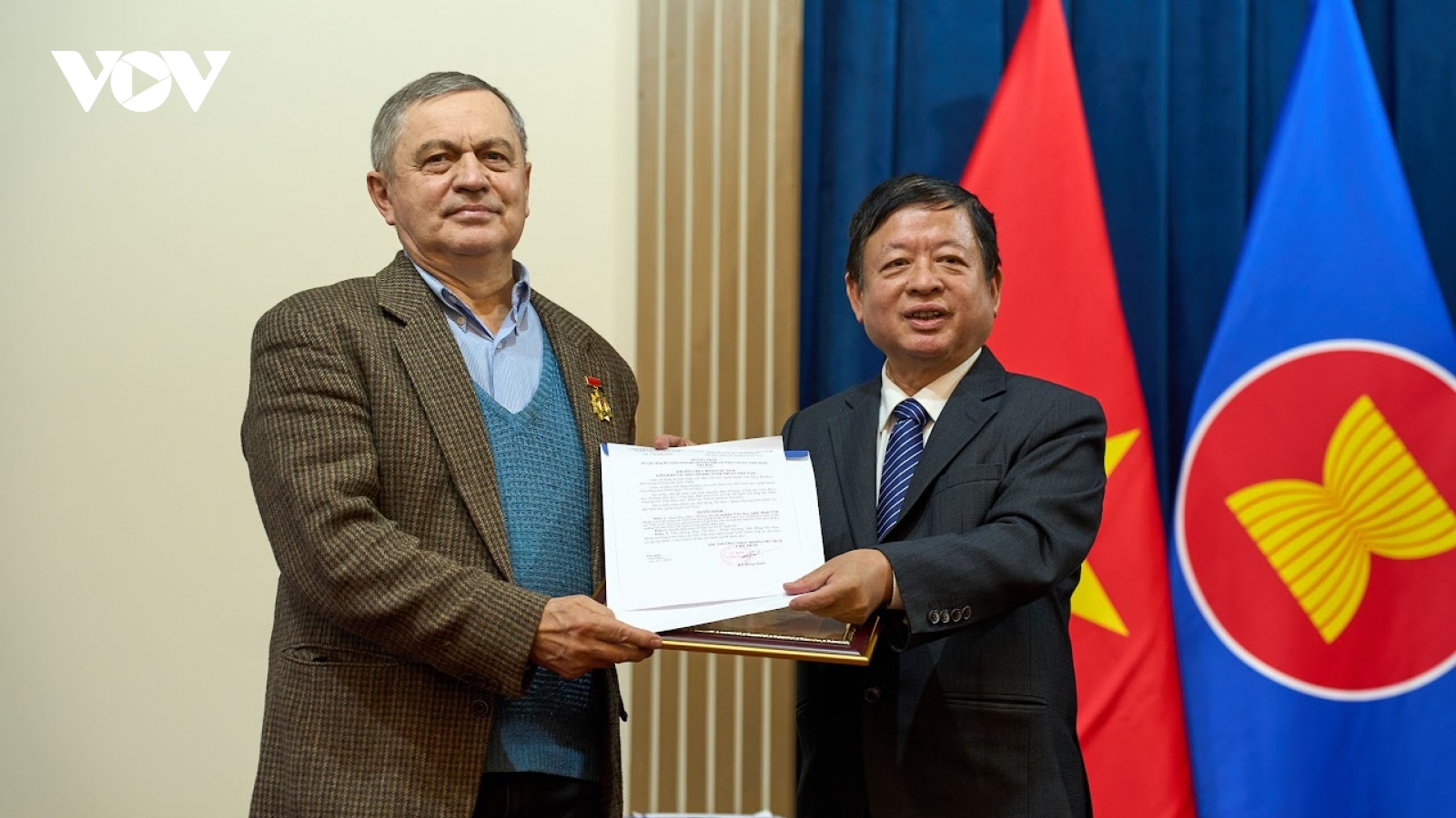 Trao tặng Kỷ niệm chương "Vì sự nghiệp VHNT Việt Nam" cho dịch giả người Nga