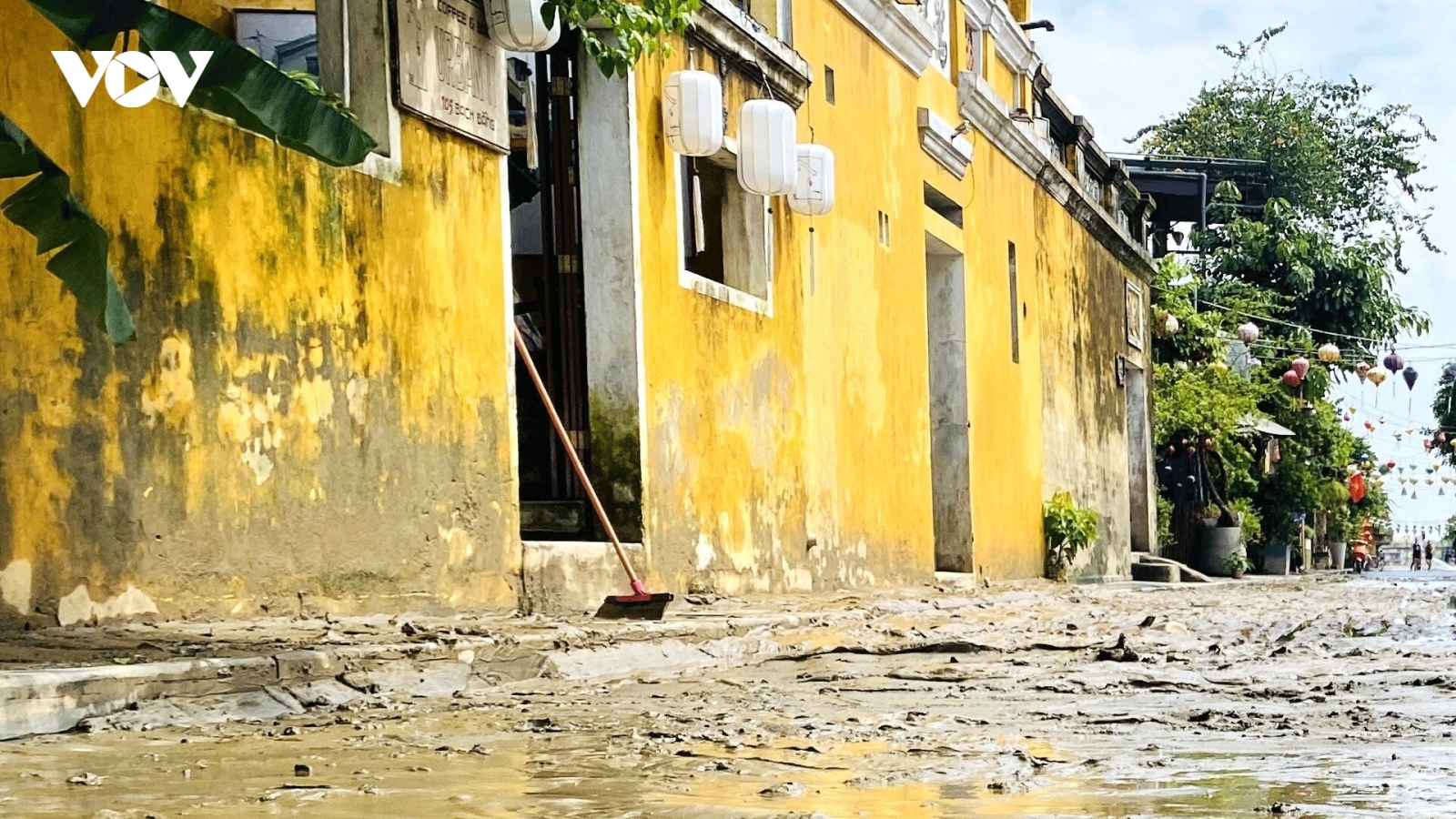 Người dân phố cổ Hội An quay cuồng dọn bùn non sau 2 trận lũ liên tiếp