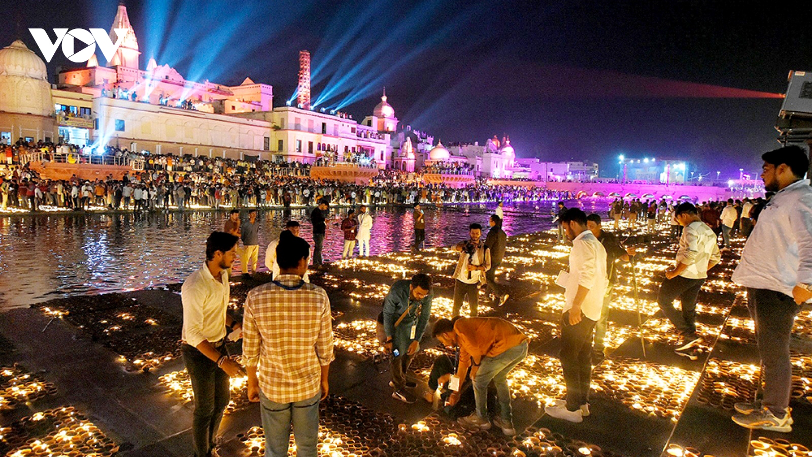 Người dân Ấn Độ thắp đèn đón mừng lễ Diwali
