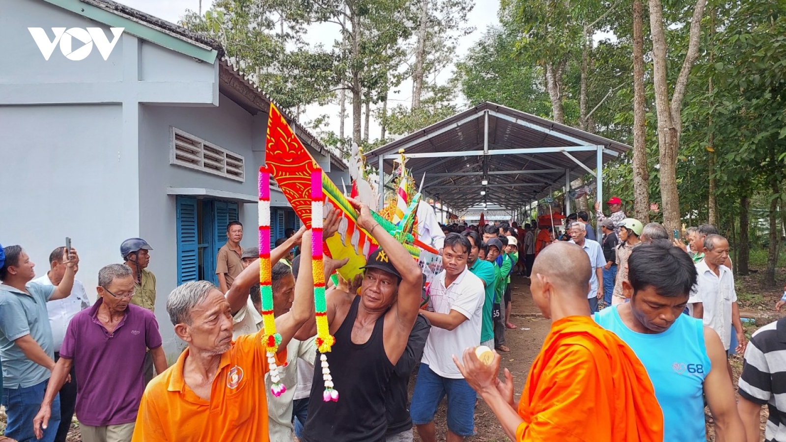 Phum Sóc rộn ràng chuẩn bị đón Lễ hội đua ghe Ngo đồng bào Khmer