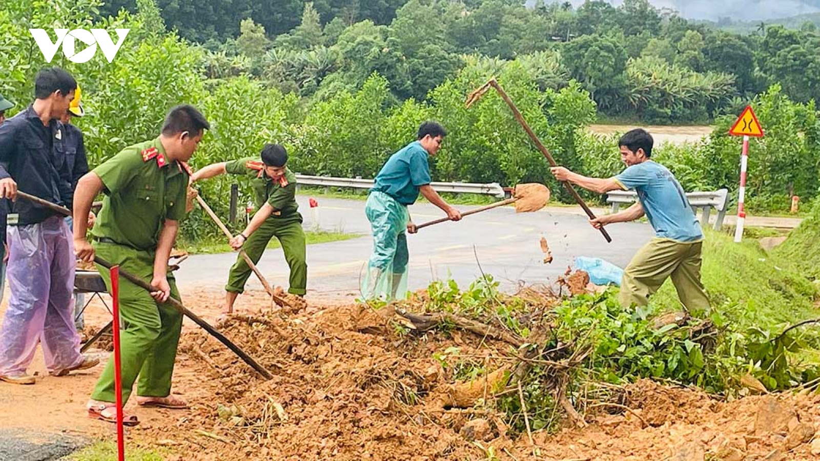 Quảng Ngãi: Mưa tạnh tranh thủ dọn dẹp và hỗ trợ dân sửa chữa nhà hư hỏng