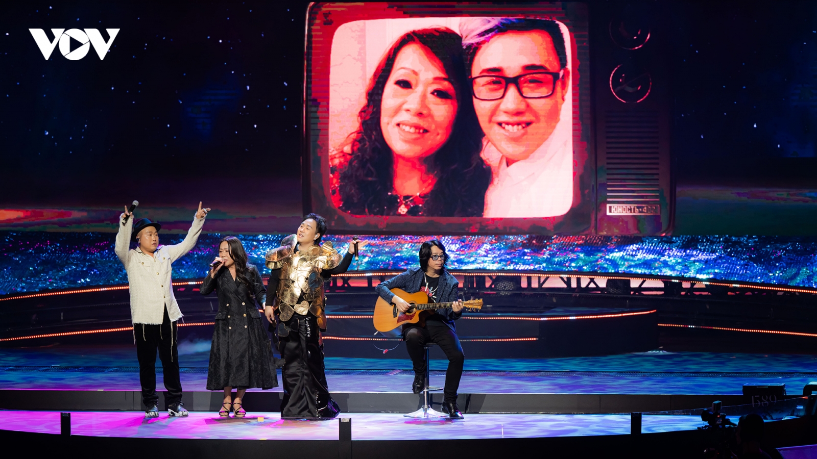 Trung Quân hát cùng mẹ, anh trai đọc rap tại live concert 1589 Hà Nội