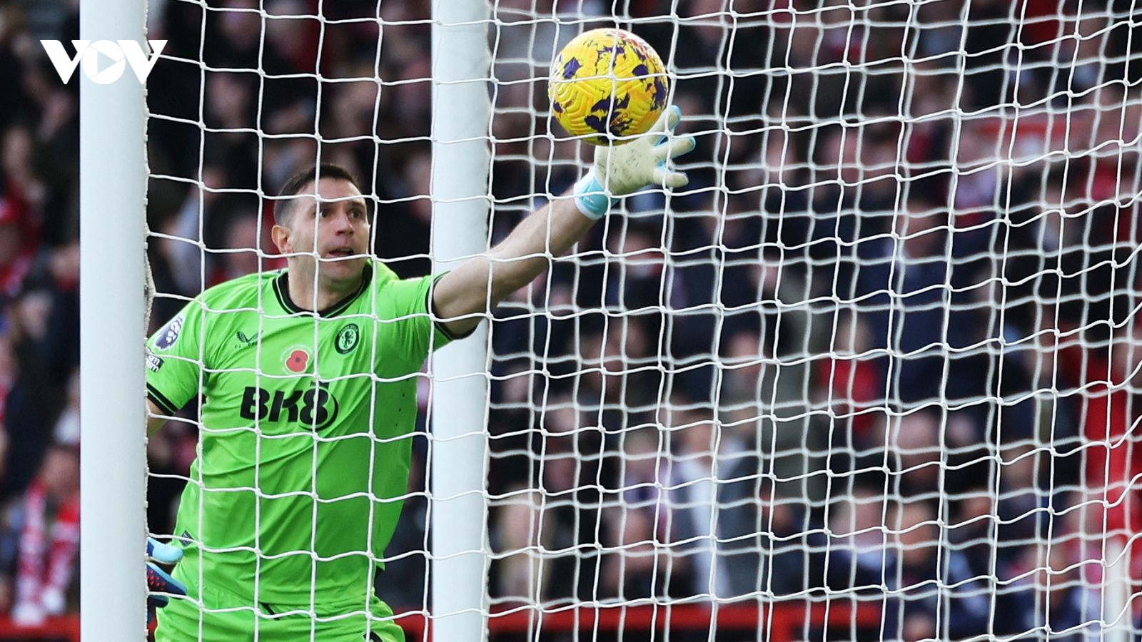 Emiliano Martinez thi đấu "thảm họa" sau khi nhận giải Thủ môn xuất sắc nhất năm