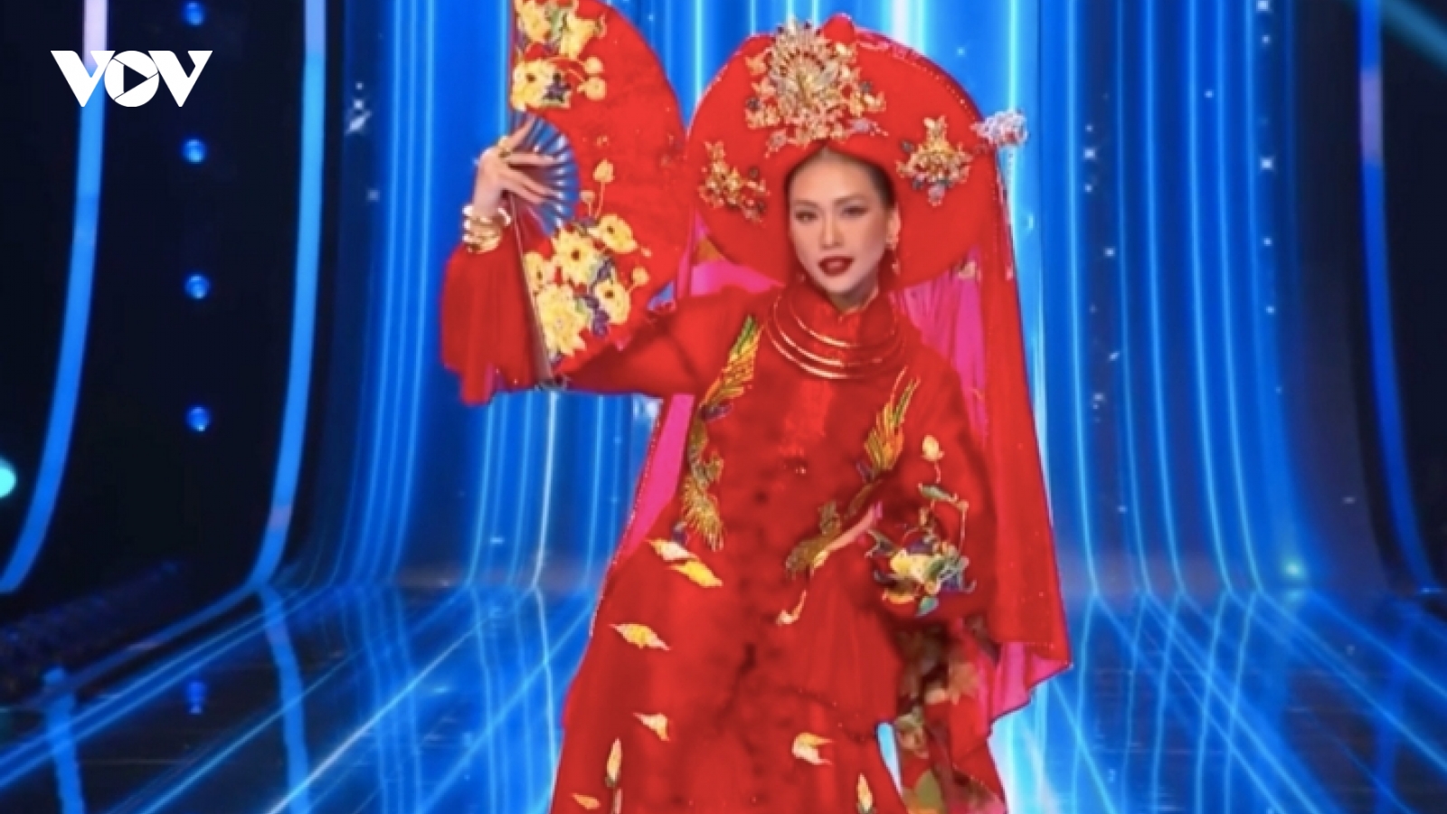 Diện trang phục hầu đồng, Bùi Quỳnh Hoa trình diễn thế nào tại Miss Universe?