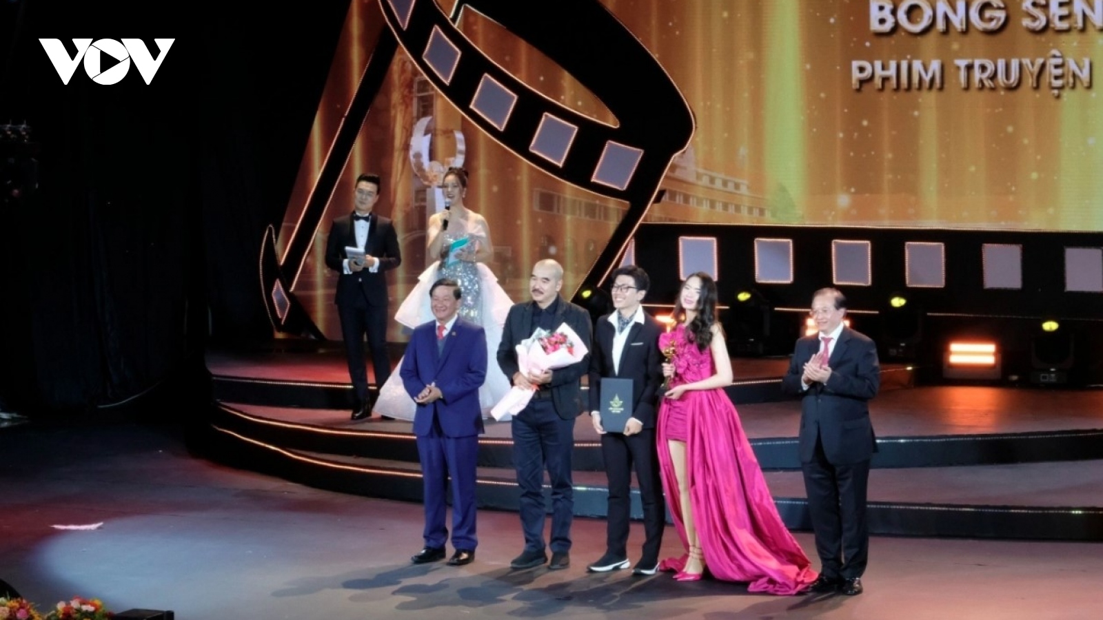 'Tro Tàn Rực Rỡ' wins various awards at national film festival