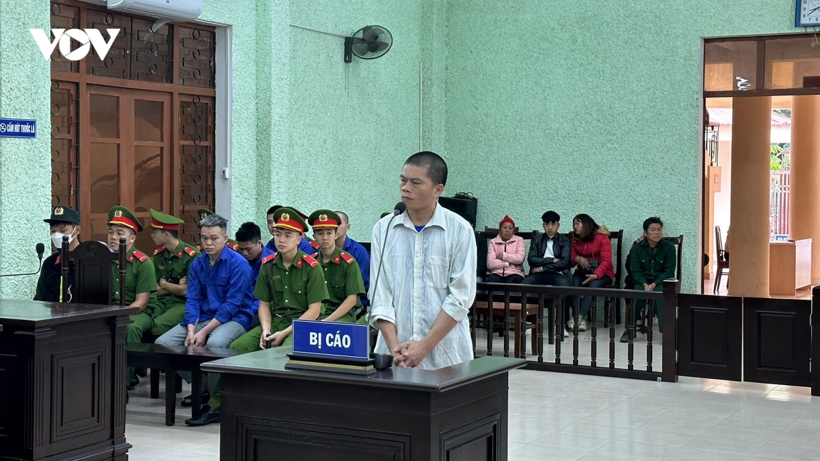 Dùng dao tấn công vợ vì nghi ngờ vợ "không chung thủy"