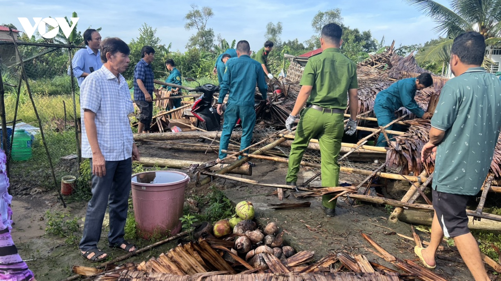 Giông lốc tại Hậu Giang làm sập và tốc mái nhiều nhà dân