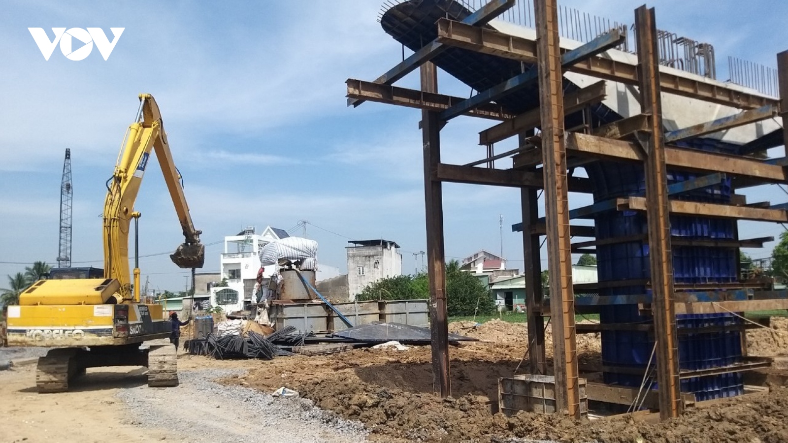 Hàng trăm kỹ sư, máy móc thi công rầm rộ trên Vành đai 3 đoạn qua Long An