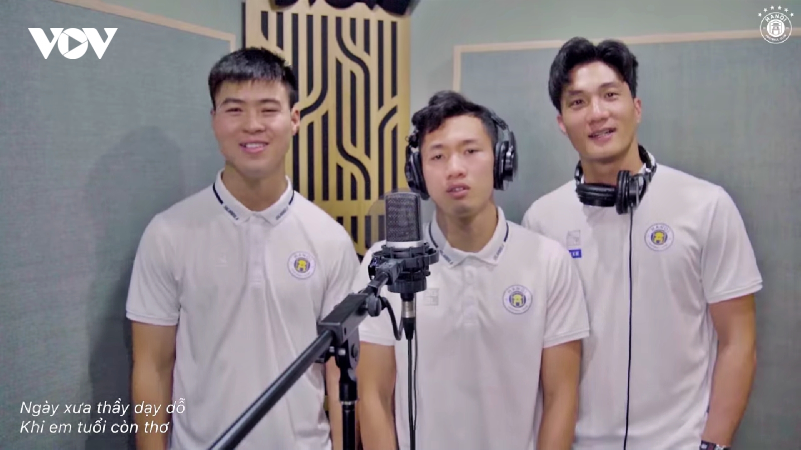Dàn sao Hà Nội FC sắm vai ca sĩ, gửi món quà ý nghĩa tới thầy cô nhân ngày 20/11