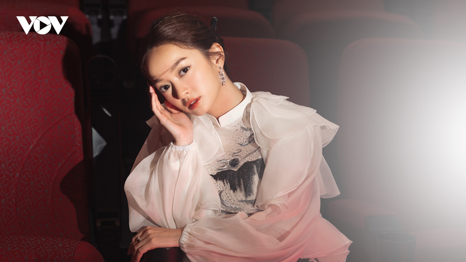 Kaity Nguyễn che mắt khi xem cảnh “nóng” của chính mình