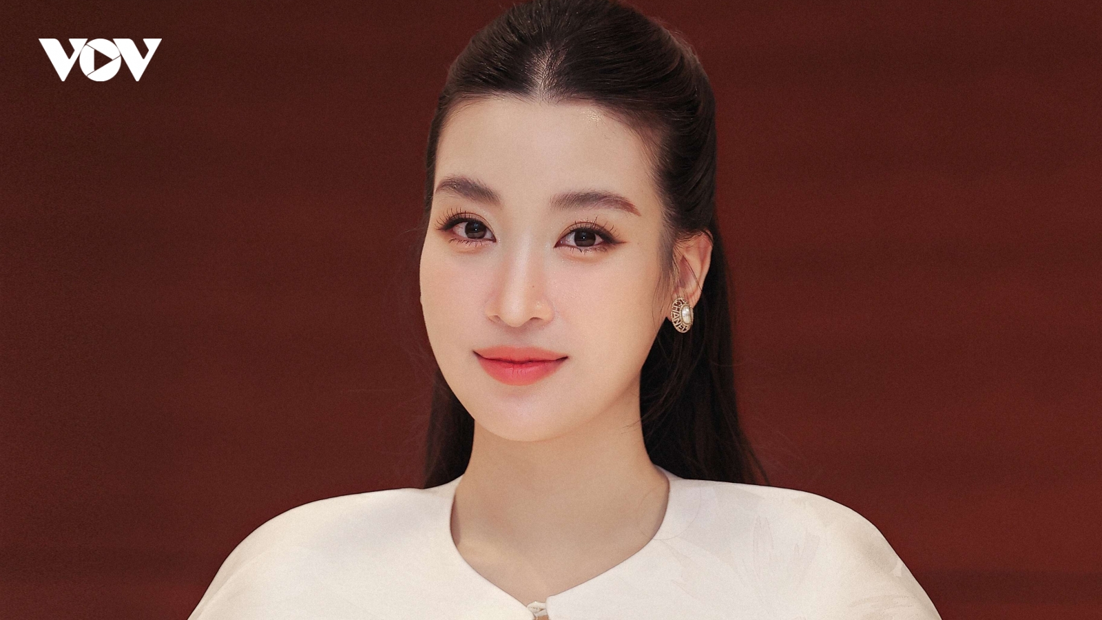 Đỗ Mỹ Linh khoe nhan sắc "gái một con", rạng rỡ khi làm giám khảo
