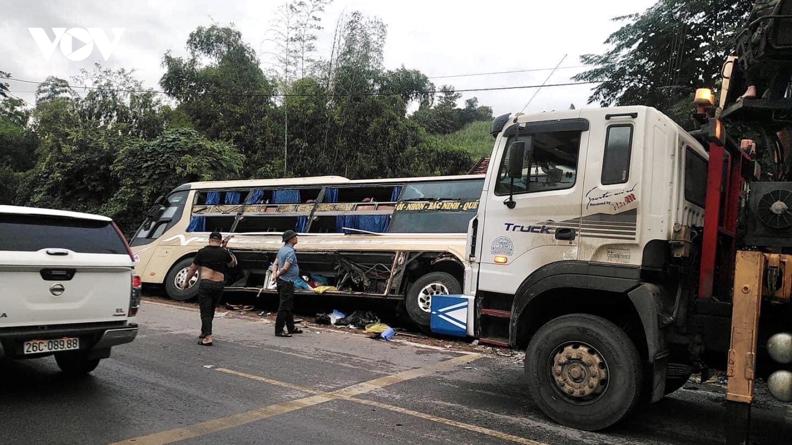 2 vụ va chạm liên tiếp giữa 4 ô tô trên QL6, nhiều người bị thương