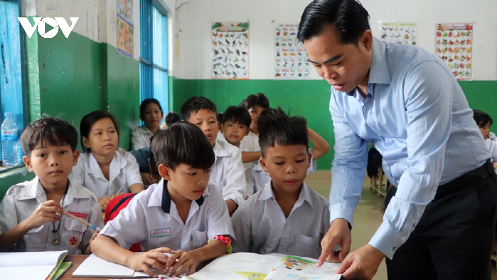 Người thầy “gieo chữ” cho những mầm xanh gốc Việt ở Campuchia