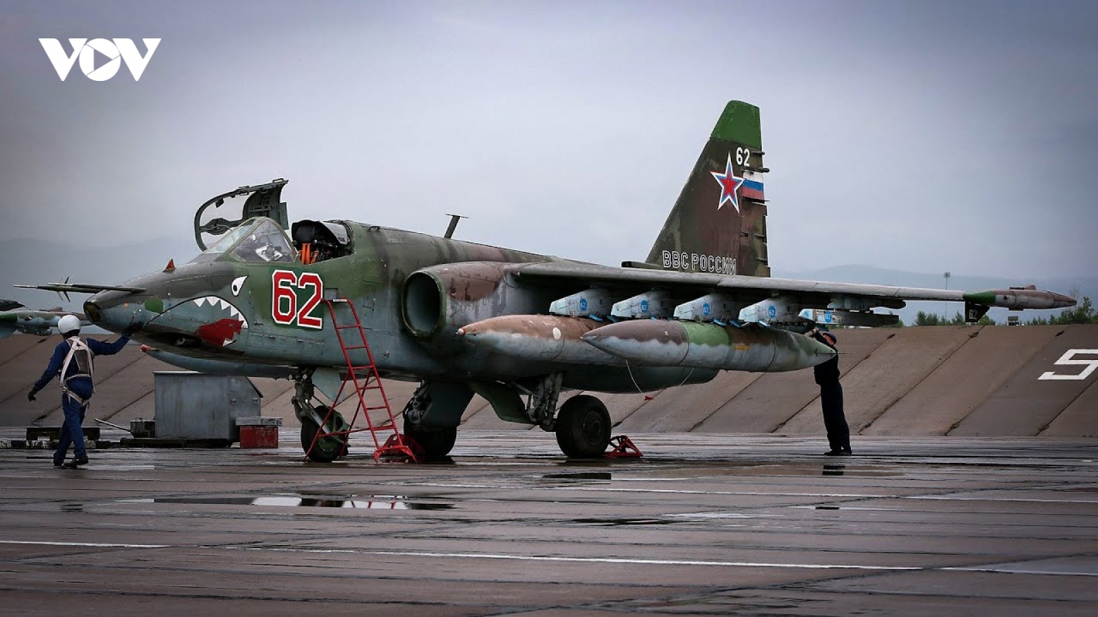 Cường kích Su-25 của Nga phóng tên lửa phá hủy cứ điểm và thiết giáp Ukraine