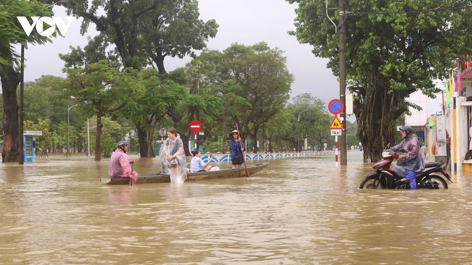 Mưa lũ ở Thừa Thiên Huế vượt đỉnh năm 2020, người dân không kịp trở tay