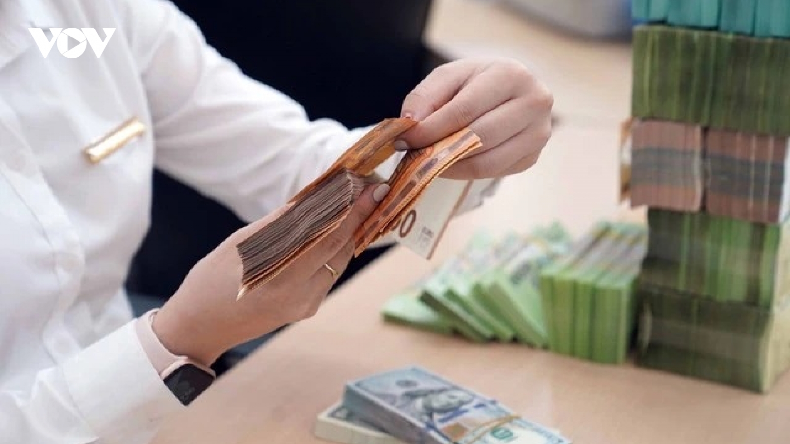 Người dân, doanh nghiệp ùn ùn gửi tiền vào ngân hàng hưởng lãi