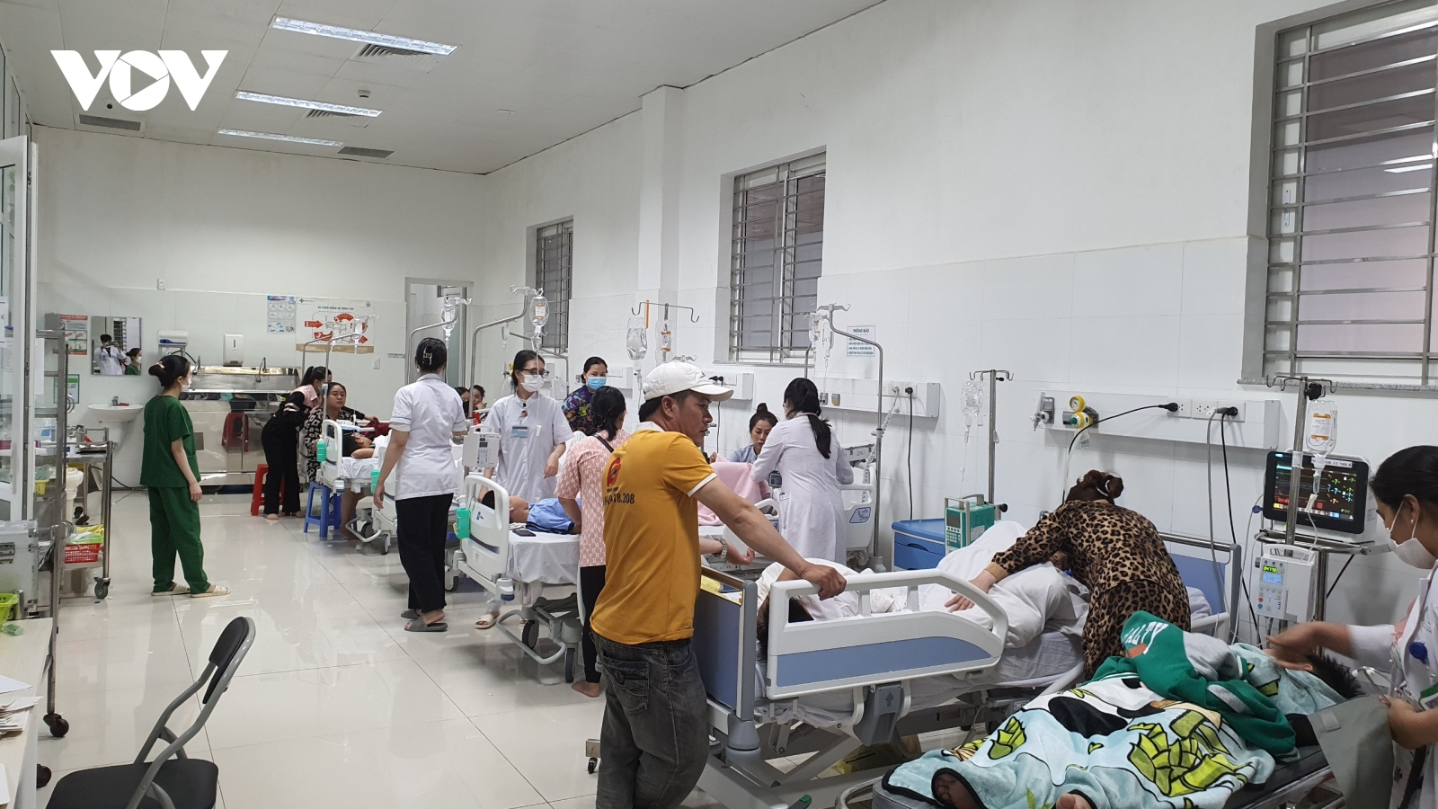 Ngộ độc tập thể ở Kiên Giang, hơn 50 học sinh tiểu học phải nhập viện cấp cứu