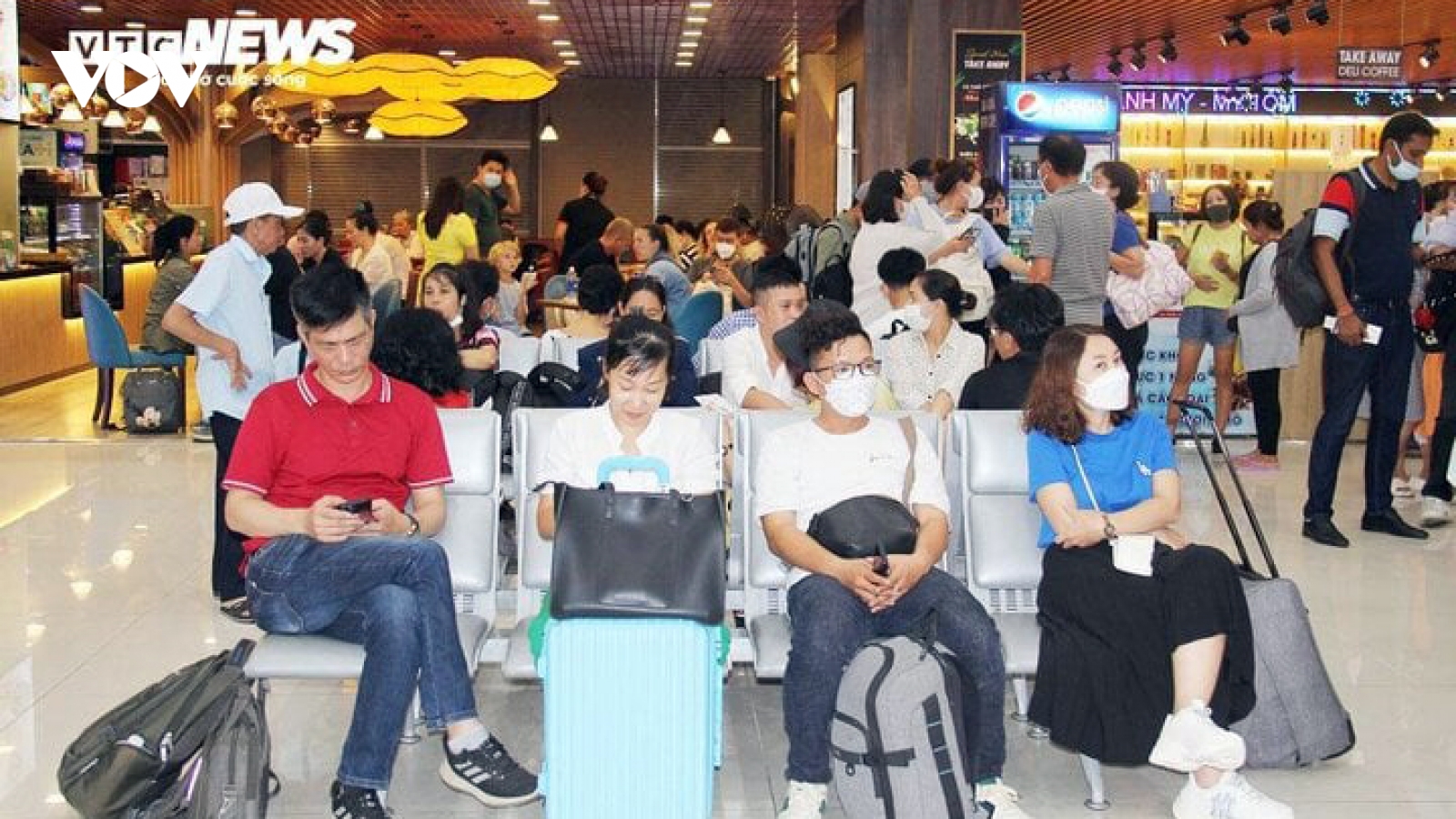Hơn chục triệu đồng một vé máy bay Tết 2024, người dân đau đầu lo chuyện về quê