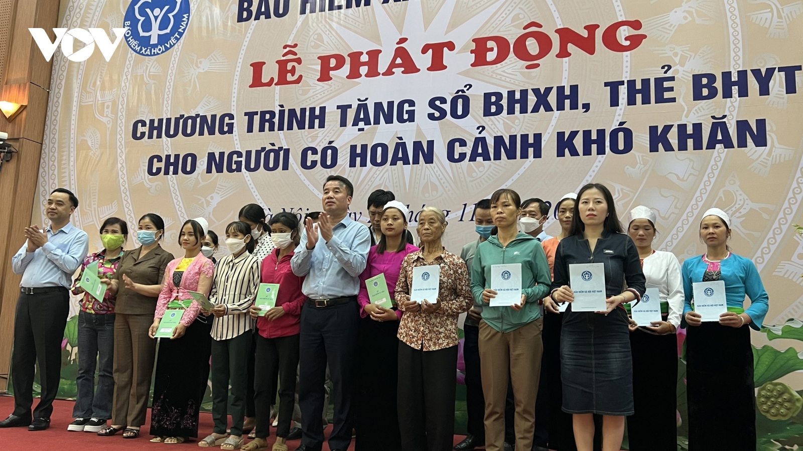 BHXH Việt Nam phát động tặng sổ BHXH, thẻ BHYT cho người có hoàn cảnh khó khăn