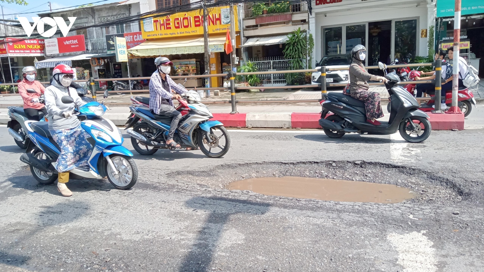 Sau triều cường, đường phố Cần Thơ chi chít ổ gà, ổ voi