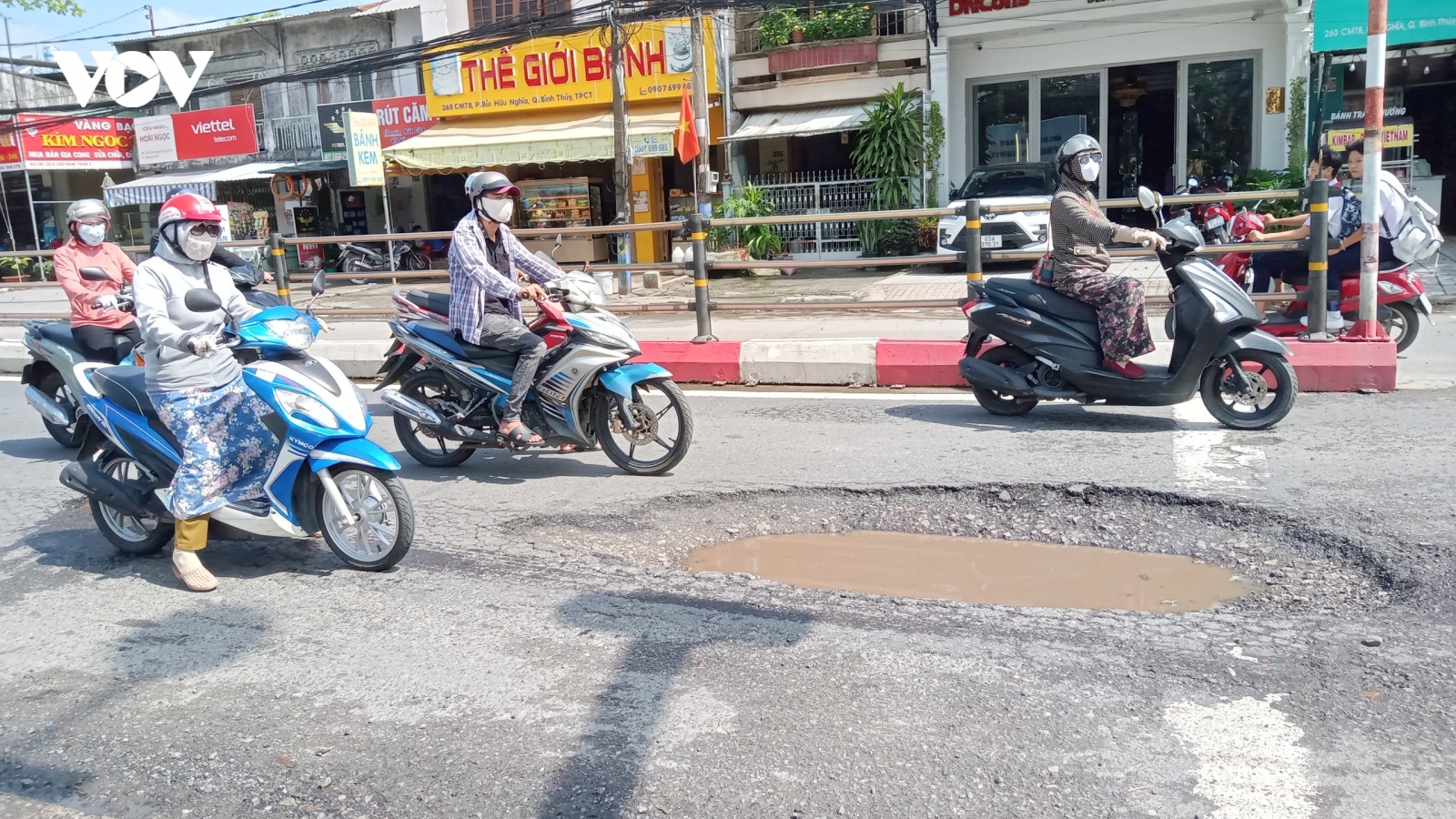 Sau triều cường, đường phố Cần Thơ chi chít ổ gà, ổ voi