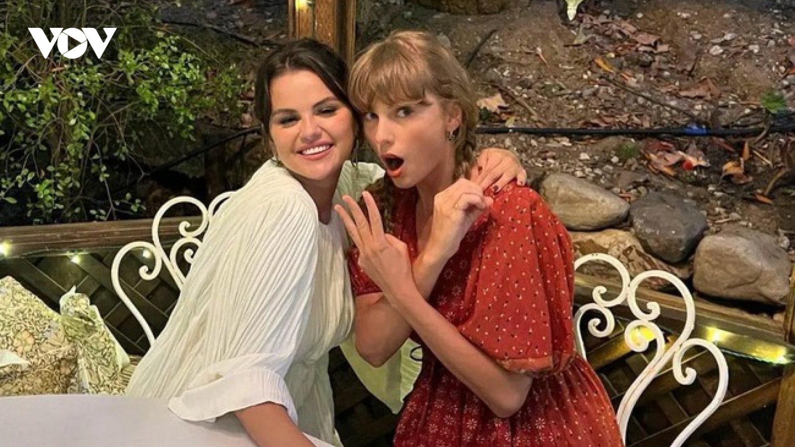 Selena Gomez lo lắng chuyện tình của Taylor Swift "diễn biến quá nhanh"