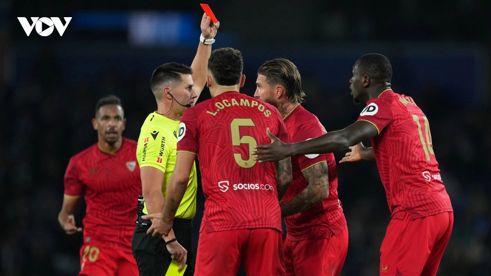 Hy hữu: Sergio Ramos nhận “2 thẻ đỏ” sau pha phạm lỗi thô bạo