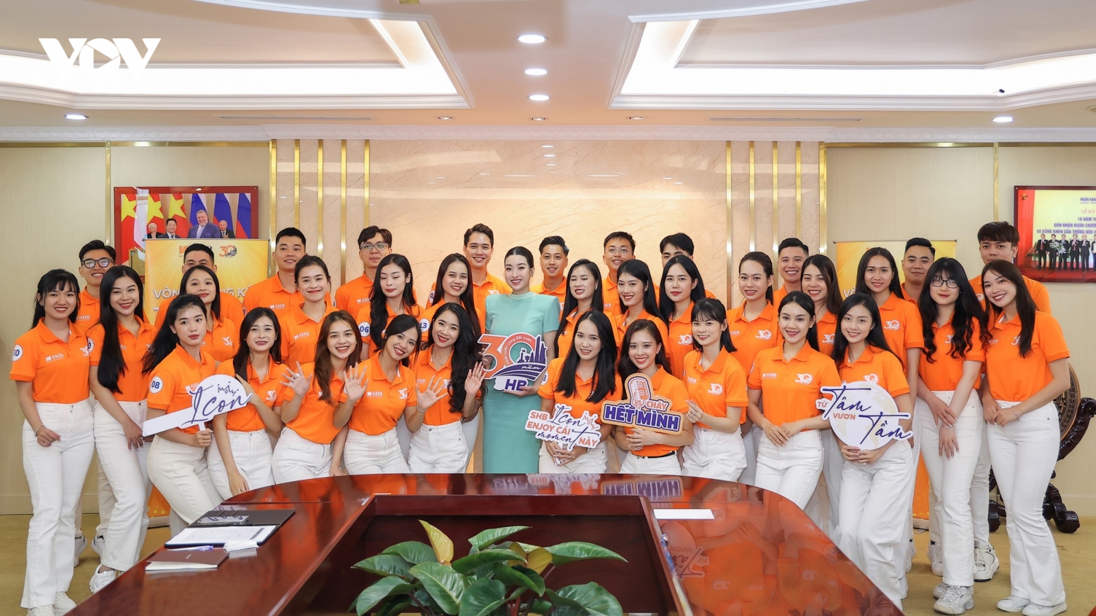 Hoa hậu Đỗ Mỹ Linh tái xuất sau khi sinh con, tập huấn kỹ năng ứng xử cho thí sinh