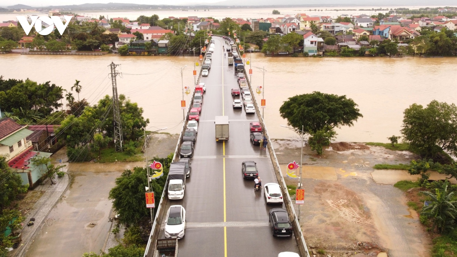 Vùng trũng Quảng Bình ứng phó mưa lớn, đưa xe lên cầu để tránh lũ