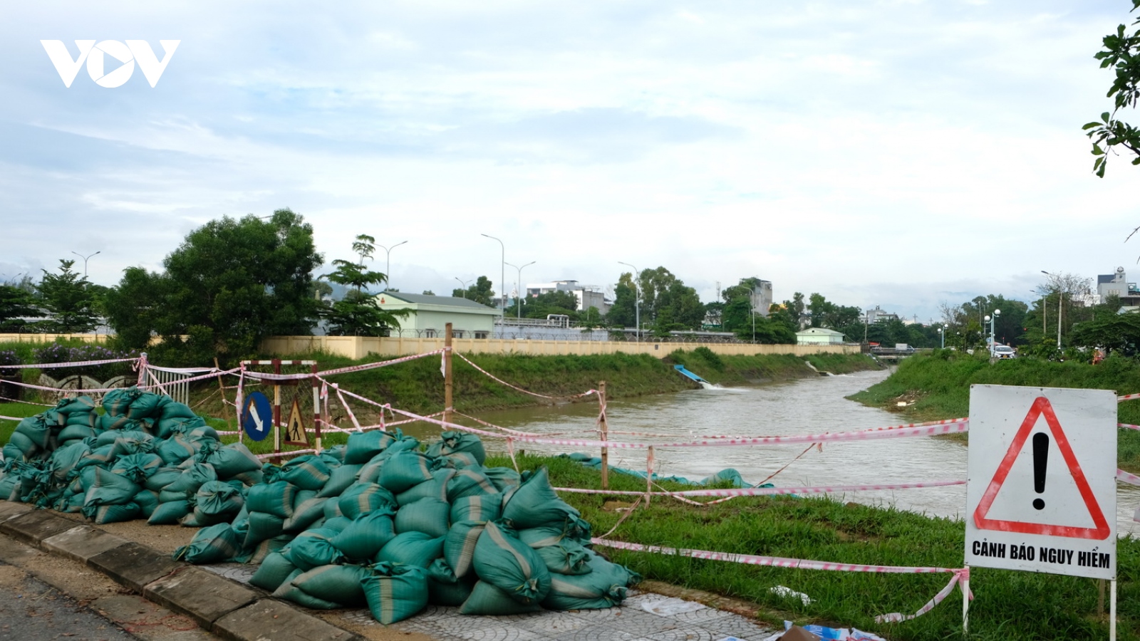 Bờ kè kênh Phú Lộc Đà Nẵng sụt lún, sạt lở