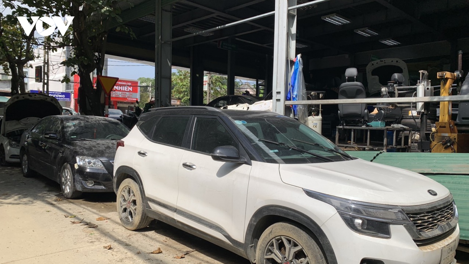 Sau đợt mưa lũ, nhiều tiệm sửa ô tô, xe máy quá tải ở Thừa Thiên Huế
