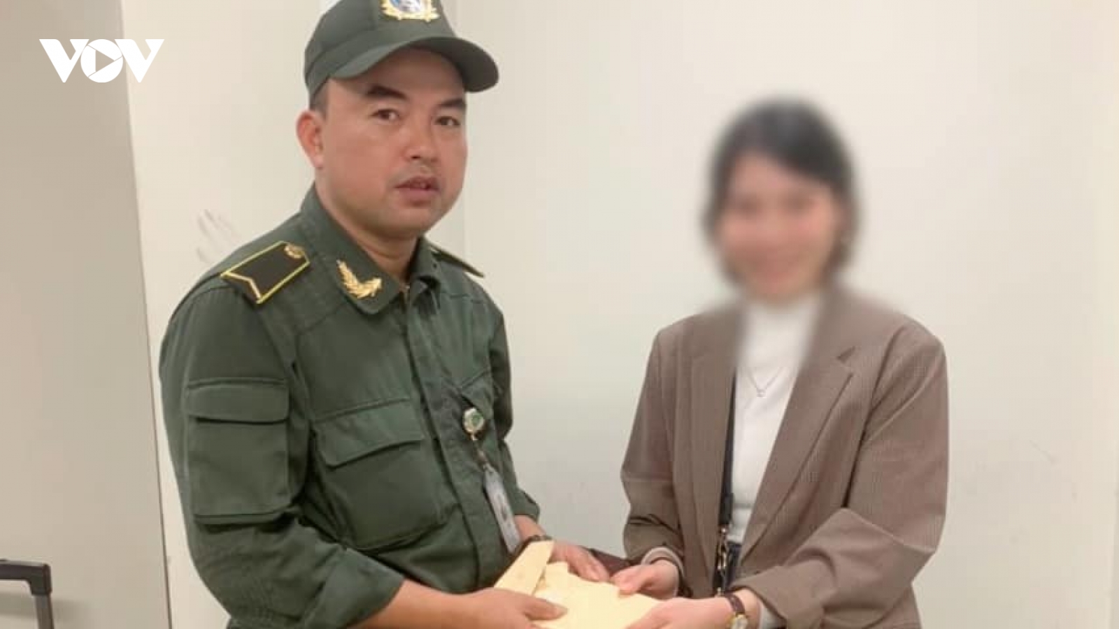Nữ hành khách vui mừng nhận lại vali quên ở sân bay Nội Bài với 48 triệu đồng