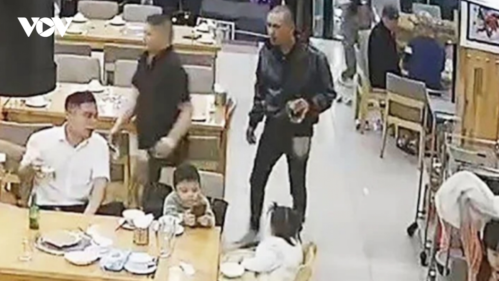 Ba cháu bé gào khóc, cầu cứu khi người cha bị đánh dã man tại nhà hàng