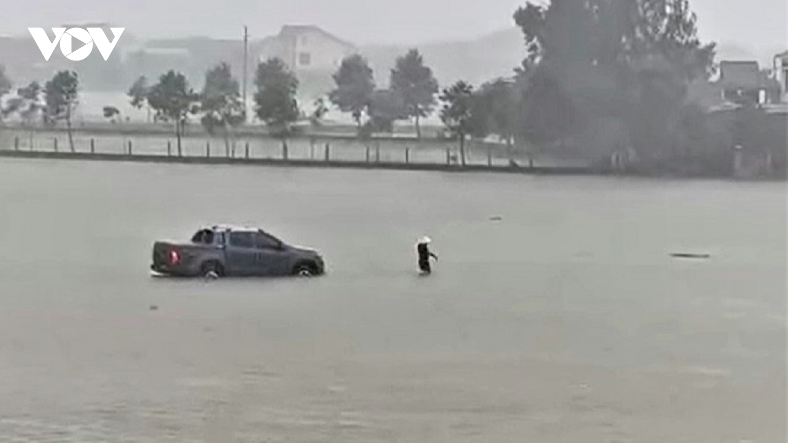 Nhiều nơi ở Hà Tĩnh ngập sâu, ô tô liều mình "bơi" giữa biển nước