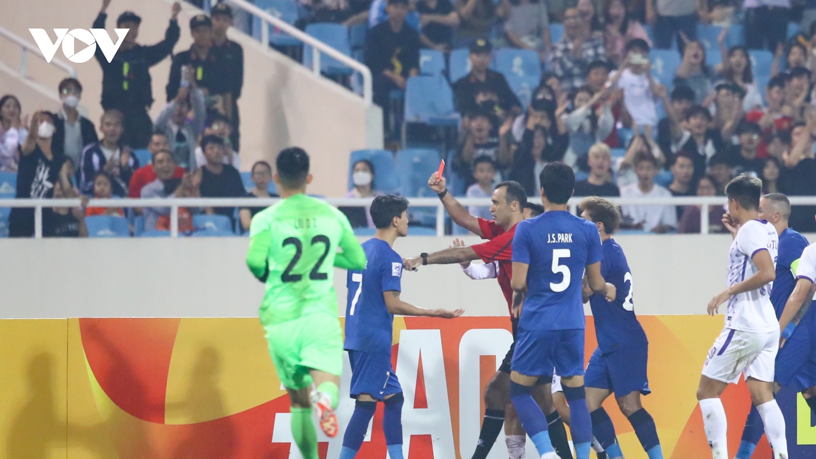 Cầu thủ Trung Quốc bị chỉ trích thậm tệ vì nhận thẻ đỏ trận Hà Nội FC - Wuhan