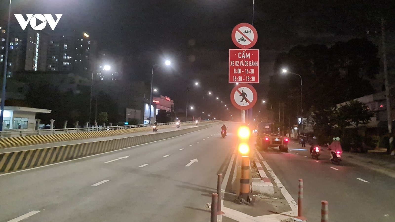 Sở GTVT Bình Dương không gắn biển báo “lạ” trên cầu vượt thép ở TP.Thuận An