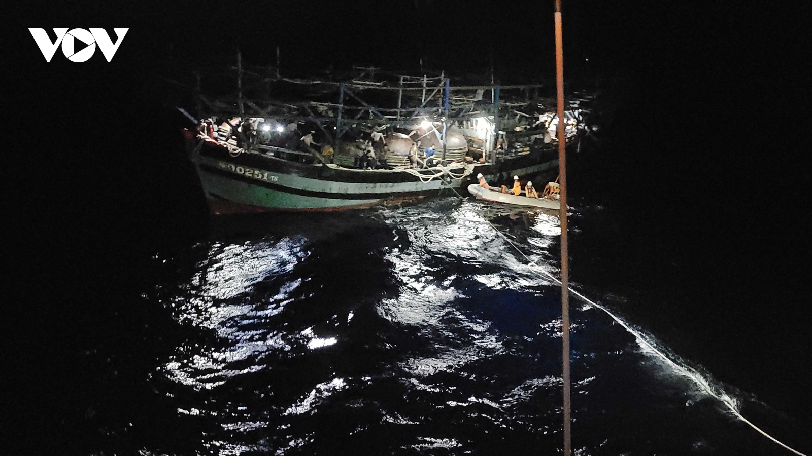 39 ngư dân cùng tàu cá Quảng Ngãi gặp nạn trên biển đã vào bờ an toàn