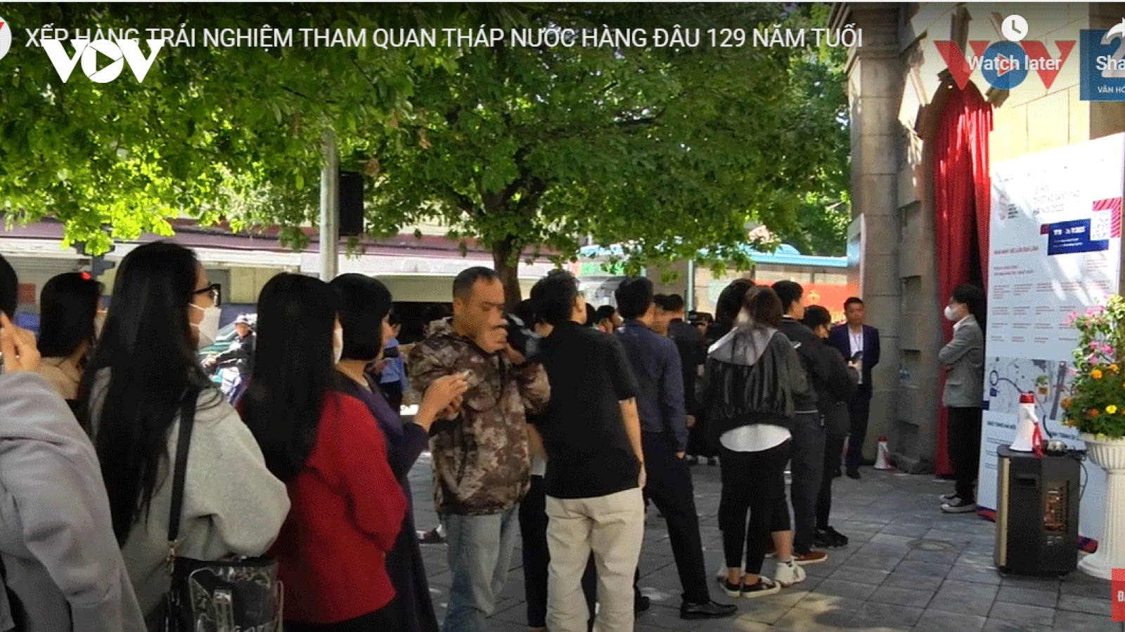 Xếp hàng trải nghiệm tham quan tháp nước Hàng Đậu 129 năm tuổi