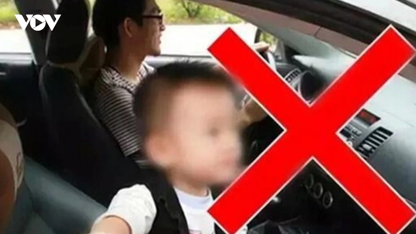 Tại sao trẻ em ngồi ghế trước ô tô tiểm ẩn nguy hiểm?