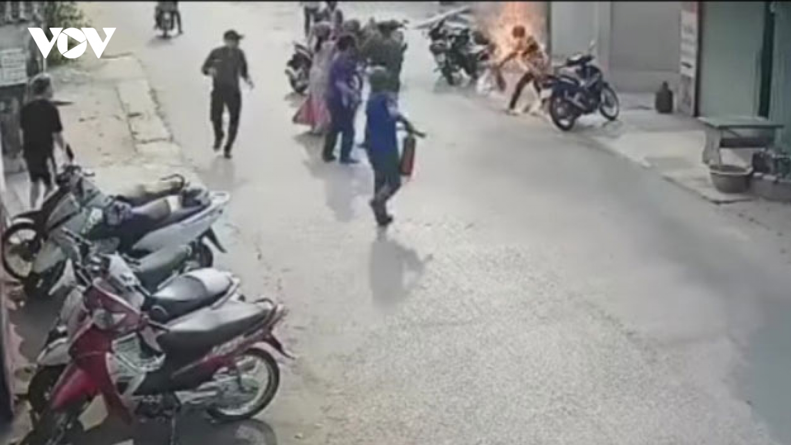 Hải Phòng: Mâu thuẫn gia đình, chồng tẩm xăng ôm vợ tự thiêu