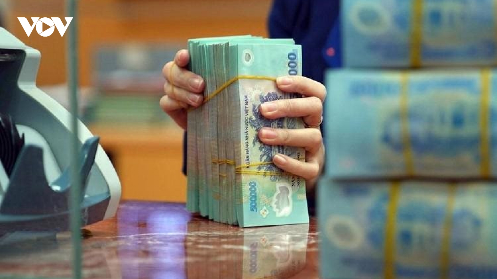 Lãi suất tiền gửi ngân hàng tiếp tục xuống mức thấp kỷ lục