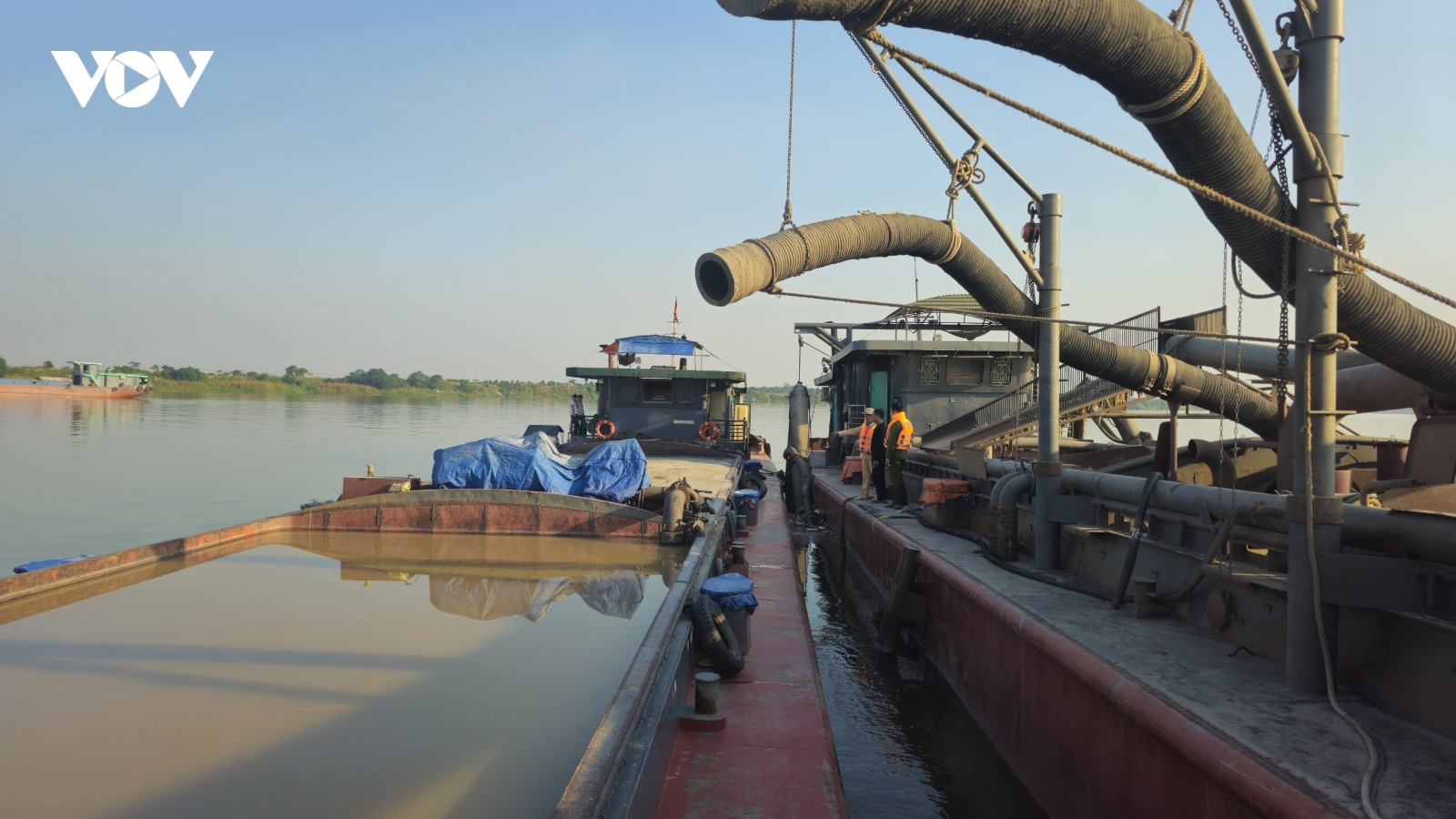 Phát hiện nhiều tàu hút cát trái phép trên sông Hồng trong đêm