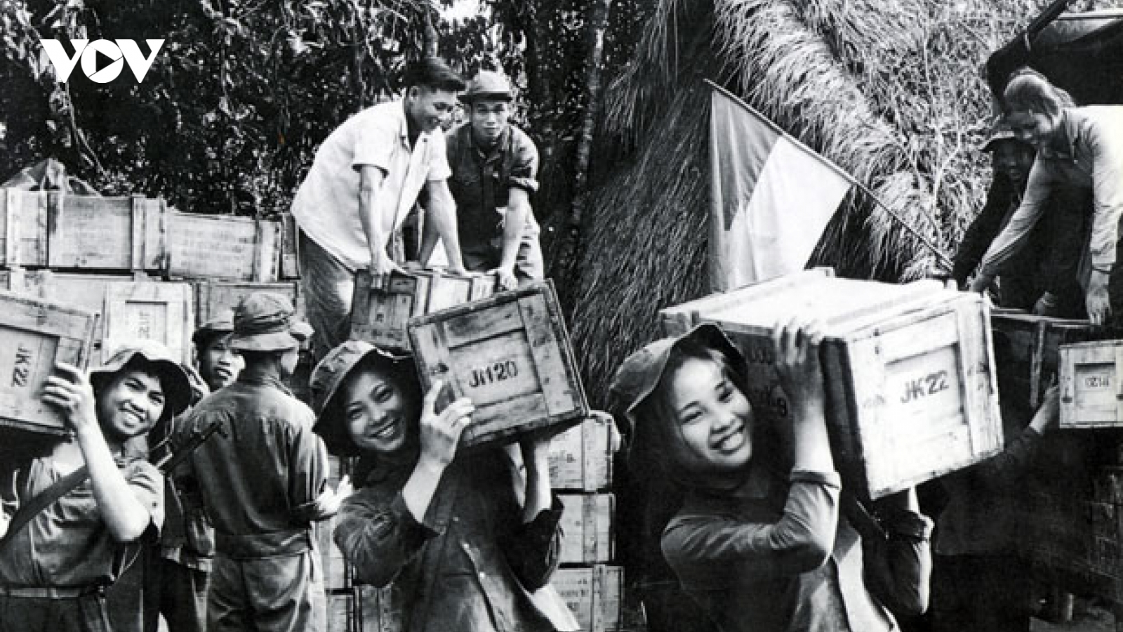 "Lá đỏ" - Bản tình ca đẹp về một thời khói lửa chiến tranh