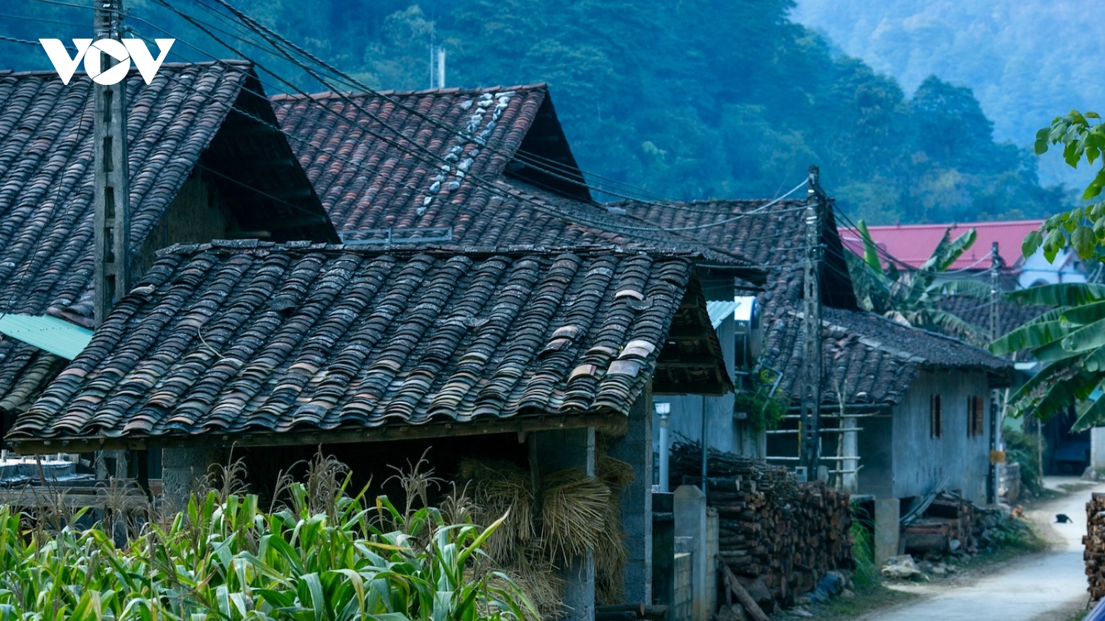 Trầm lặng làng nghề ngói âm dương Lũng Rì, Cao Bằng