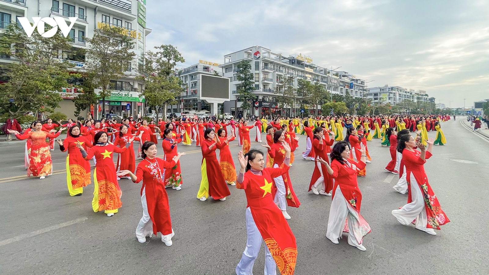 Hơn 1.200 phụ nữ trình diễn "vũ điệu bên bờ di sản Hạ Long"