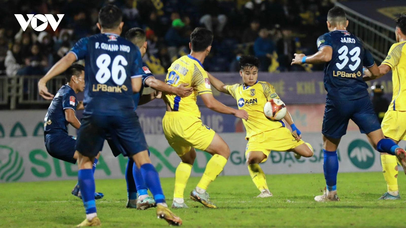 Văn Lương xé lưới HAGL, SLNA lần đầu thắng trận ở V-League 2023/2024